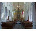 Wnętrze katedry p.w. Trójcy Przenajświętszej w Drohiczynie. Widok na nawę główną, wgłębi ołtarz główny, na ścianach bocznych świątyni XVIII wieczne freski.