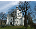 Kościół w Węglówce- dawna cerkiew. Obok  pomnik przyrody- dąb Poganin (fot. Archiwum ZKPK w Krośnie)