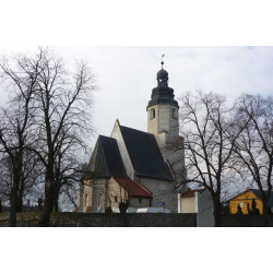 Kościół i ruina pałacu w Gałowie