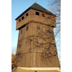Zabytkowa dzwonnica przy kolegiacie