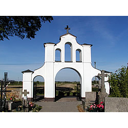 Neobarokowa brama cmentarna