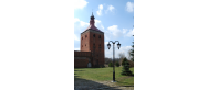 Wieża dzwonnicza z krużgankami przy kościele w Miłomłynie